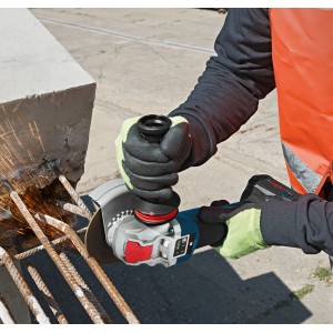 Bosch Professional GWS 750-125 sarokcsiszoló gyémánt vágótárcsával fémvágás közben.