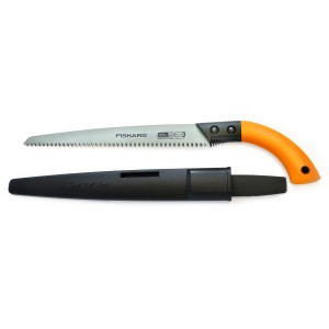 Fiskars SW 84 ág-, kézi- és fűrész tokkal. Narancssárga nyelű és fix pengéjű kerti fűrész.