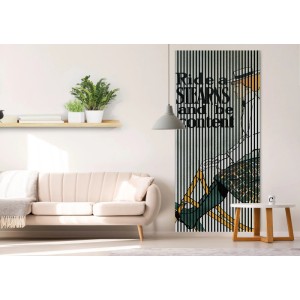 FN Acustico Cycle 1 akusztikus panel kerékpár mintával a nappaliban hangelnyeléshez és modern designhoz.