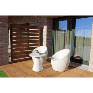 Lerakott Onek Thermowood Smartdeck csempe 60x60 cm természetes színben ülőgarnitúrával a teraszon.