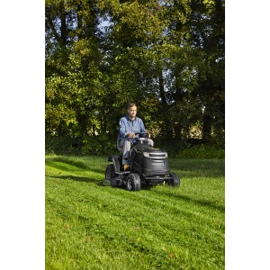 Alpina AT3 98 HA fűnyíró traktor fűnyírás közben egy zöld gyepen.