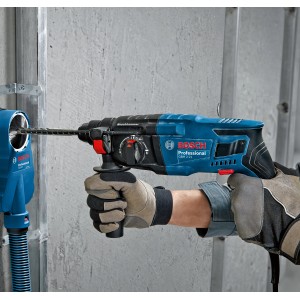 Bosch Professional GBH 2-21 fúrókalapács használat közben porelszívással a falon.