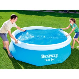 Kék Bestway Solar PE medencefedés Ø 366 cm a medencén, két ember rögzíti.