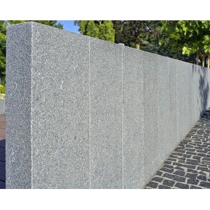 Antracit szürke gránit paliszád, fűrészelt és lángolt, kerti szegélyként vagy falként.