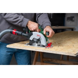 Bosch EasyCirc 18V-48 Solo akkus kézi körfűrész használat közben, fa vágásakor.