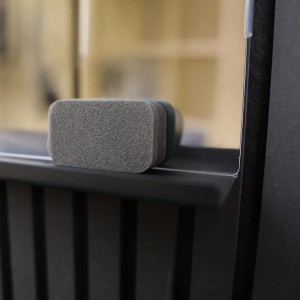 Közelkép a fekete Denpanels mágneses tábláról polccal akusztikus panelhez.