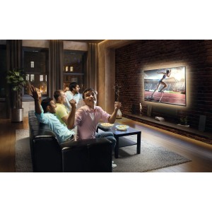 Hangulatvilágítás: Osram LED szalag a TV-n, ünneplő emberek a kanapén.