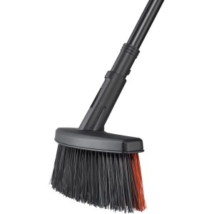 Fiskars Solid M univerzális seprű PowerClean sörtékkel járdákhoz és teraszokhoz.