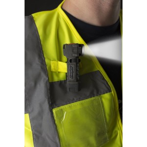 Energizer Hardcase munkalámpa sárga láthatósági mellényre rögzítve, látható fénysugár.