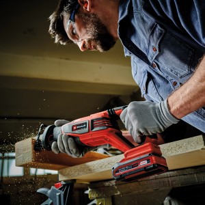 Einhell Power X-Change TP-AP 18/28 akkus univerzális fűrész fa vágás közben. Piros orrfűrész Power X-Change akkumulátorral.