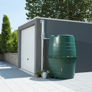 Zöld Garantia Top-Tank 1300 l esővízgyűjtő tartály kertbe, garázs közelében.