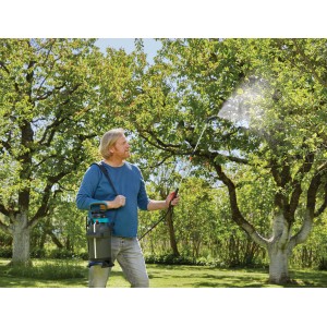 Gardena Plus 5 l-es nyomáspermetező használat közben: Férfi fákat permetez a kertben a nyomáspermetezővel.