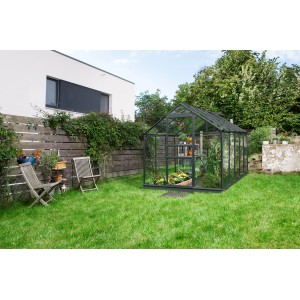 Vitavia Venus 6200 ESG 3 mm fekete üvegház növényekkel a kertben.