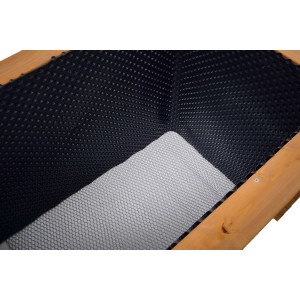 A Gaspo Classic magaságyás 130x80 méz belső nézete buborékfóliával és rágcsáló elleni védelemmel.