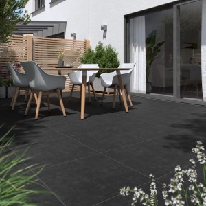 Lerakott grafit színű Tecstone 60x60 cm-es porcelán kerámialapok teraszon ülőgarnitúrával.