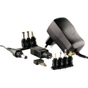 Univerzális hálózati adapter különféle adapterekkel audio tartozékokhoz.
