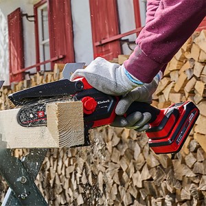 Einhell GE-PS 18/15 Li BL-Solo akkus láncfűrész fa vágás közben.