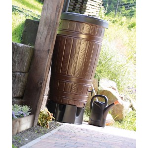 Barna Waterform Woodcan 265 l-es fa hatású esővízgyűjtő kannával a kertben.