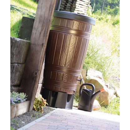 Barna Waterform Woodcan 265 l-es fa hatású esővízgyűjtő kannával a kertben.