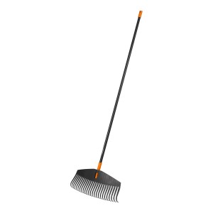 Fiskars Solid L lombseprű: Széles lombseprű rugalmas fogakkal kerthez és udvarhoz.