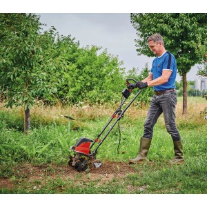 Einhell GC-RT 1545 M elektromos talajlazító használat közben a kertben.