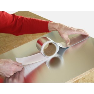 Alu-Fix-Tape javítószalag felhelyezése tetőlemez felületre.