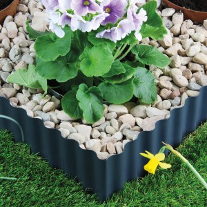 Bellissa hullámos szegély, antracit, 500x14 cm, virágágyást szegélyez kövekkel.