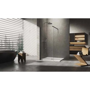 Modern, walk-in zuhanykabin üvegfallal és esőztető zuhannyal a fürdőszobában.
