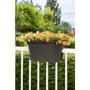 Antracit színű Florus Mediterran 2-Way 50 cm-es virágláda narancssárga virágokkal a balkonkorláton.