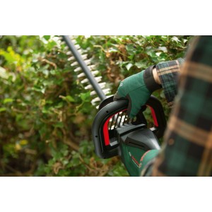 Bosch AdvancedHedgeCut 36 V-65-28 akkus sövénynyíró használat közben.