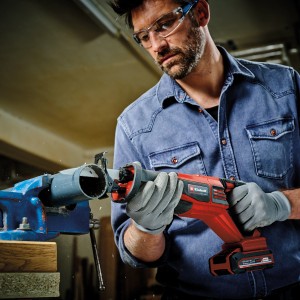 Einhell TP-AP 18/28 akkus univerzális fűrész csövet vág satuval.