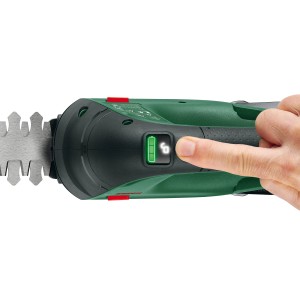 Bosch AdvancedShear akkus fű- és cserjévágó akkumulátorral, az akkumulátor töltöttségjelzőjének közeli képe.