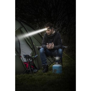 Férfi kempingezik Energizer Vision HD fejlámpával. Erős fény, ideális kültéri tevékenységekhez.