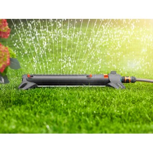 Gardena Aqua Zoom M esőztető működés közben, pontosan öntözi a gyepet.