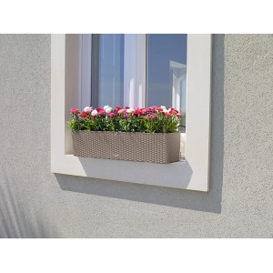 Lechuza Balconera Cottage 80, homokbarna virágláda öntözőrendszerrel és színes virágokkal.