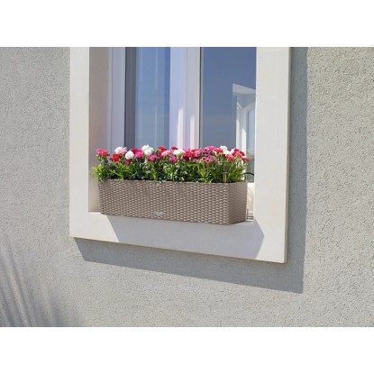 Lechuza Balconera Cottage 80, homokbarna virágláda öntözőrendszerrel és színes virágokkal.