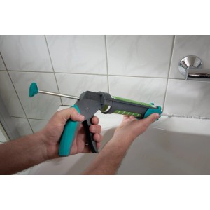 Wolfcraft MG 200 Ergo kinyomópisztoly használat közben, fürdőkád tömítése.