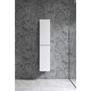 Fehér Sanotechnik Corbo fürdőszobai fali szekrény, 150x30x30 cm, két ajtóval, szürke fal előtt.