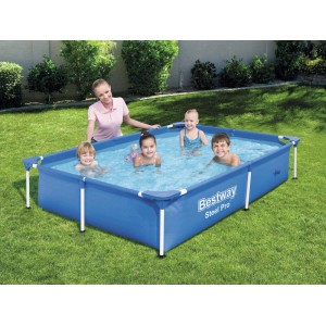 Kék Bestway Steel Pro Frame Pool (221x150x43cm) téglalap alakú medence játszó gyerekekkel a kertben.