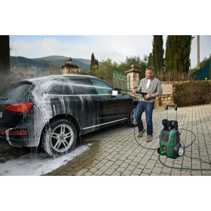 Bosch AQT 42-13 magasnyomású mosó használat közben, autó tisztításához.
