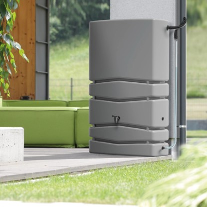 Szürke Waterform Aqua Tower 350 l esővízgyűjtő hordó a kertben, bevezető csővel.