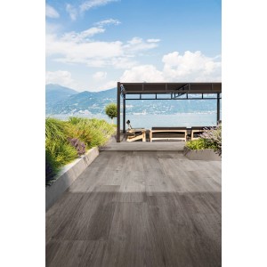 Eurostone TimberTwo Grigio teraszlapok, barna-szürke fa hatású porcelán kerámia tóparti teraszon.