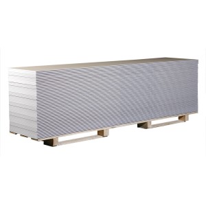Gipszkarton lapok 9,5 mm x 600 mm x 2000 mm raklapon, belsőépítészethez.