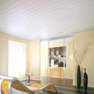 Világos nappali jelenet fehér Kronoflooring kőris mennyezeti és fali panelekkel. Modern belsőépítészeti design.