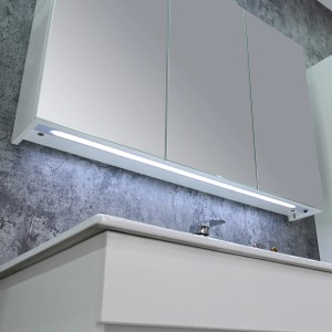 Sanotechnik Belluno fehér fürdőszoba szett tükrös szekrénnyel és LED világítással.