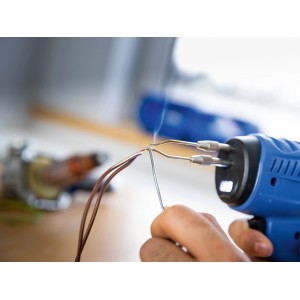 LUX-TOOLS 100 W-os forrasztópisztoly készlet kábelek forrasztása közben.