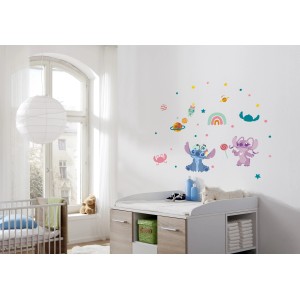Komar Stitch World falmatricák egy gyerekszobában: Stitch, szivárvány, bolygók és csillagok dekorációként.