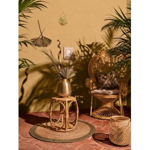Kerek Safari Lodge rattan asztal, 45 cm magas, természetes színben. Dekoratív tárolóhely szafari stílusban.
