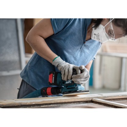 Bosch Expert C470 excentercsiszoló K80-as csiszolólappal fa csiszolása közben.