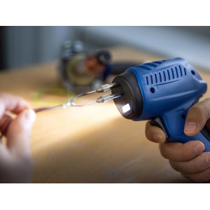 LUX-TOOLS 100 W-os forrasztópisztoly készlet használat közben: Kábelek forrasztása LED-es világítással.